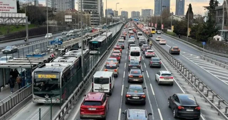 Sürücülere çarşamba günü İstanbul da trafiğe çıkmayın çağrısı Sözcü Gazetesi