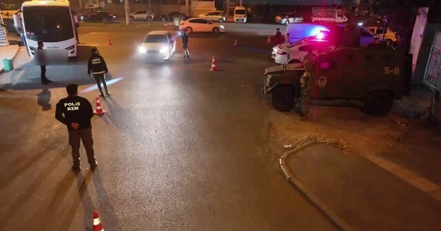 Diyarbakır da asayiş uygulamaları: Uyuşturucuyu buğday torbalarında gizlemişler 39 kilo uyuşturucu ele geçirildi, 14 şahsı hakkında işlem yapıldı Diyarbakır Haberleri Habertürk Yerel Haberler