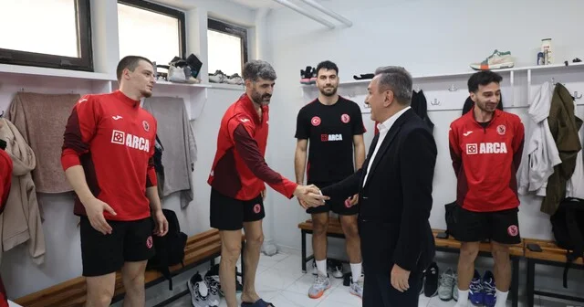 Başkan Dere den maç öncesi Sungurlu Belediyespor ile Galatasaray Madeş Mobilya takımlarına ziyaret Çorum Haber Habertürk Yerel Haberler