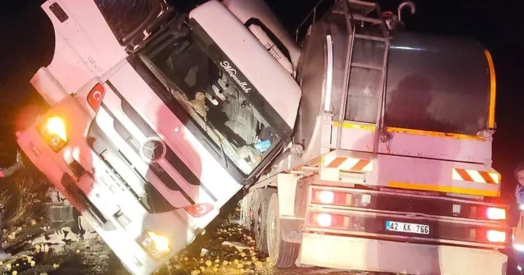 Aynı yönde giden tanker ile TIR çarpıştı: Sürücü kabinde can verdi