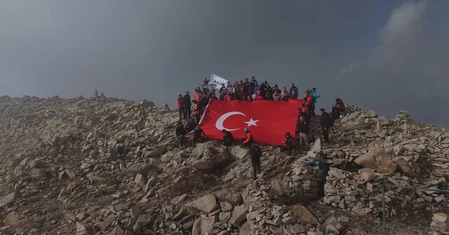 Bingöl Valisi Çelik ve protokolün katılımıyla Sülbüs Dağı nın zirvesinde Cumhuriyet coşkusu Bingöl Haber Habertürk Yerel Haberler