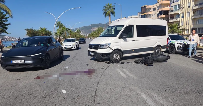 Antalya Alanya da minibüsle çarpışan motosikletli üniversite öğrencisi hastanede öldü