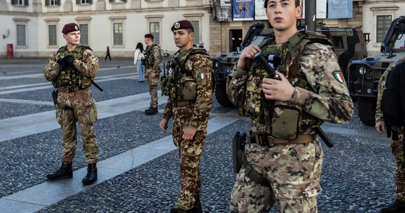 İtalya nın Milano şehrinde askeri araçlar konuşlandırıldı