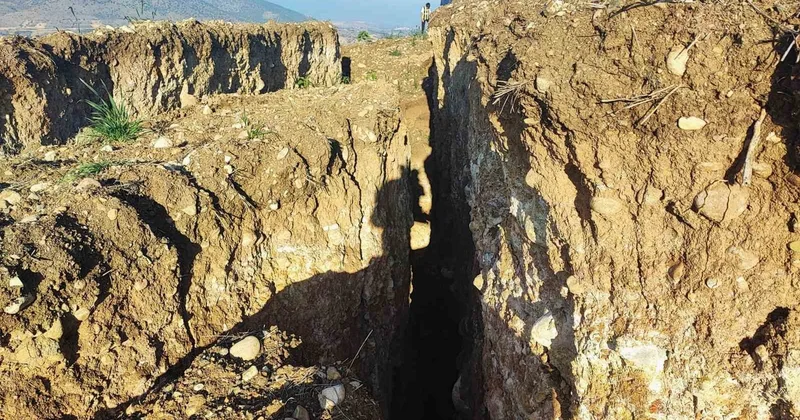 Yozgat ta ekime hazırlanan tarla çöktü, arazide derin yarıklar açıldı