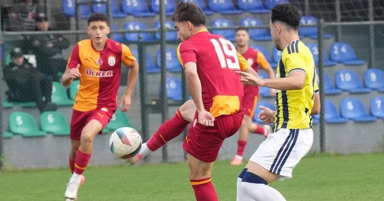 Günün ilk derbisinde Galatasaray, Fenerbahçe yi mağlup etti!