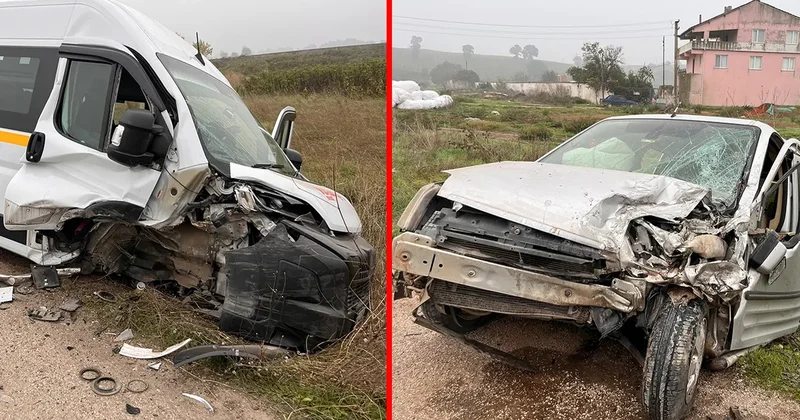 Balıkesir de feci kaza! Servis minibüsü ile ticari araç çarpıştı: Yaralılar var!