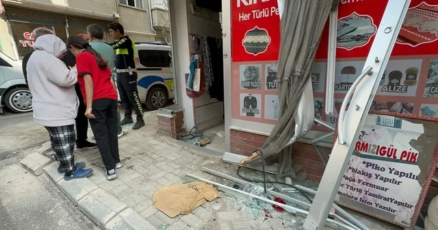 Yolcu minibüsü ile çarpışan ticari taksi terzi dükkanına girdi Elazığ Haber Habertürk Yerel Haberler