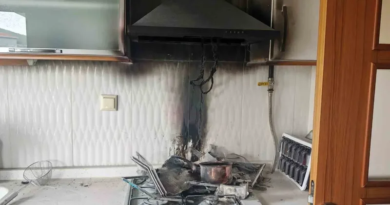 Ocakta unutulan yağ evi yakıyordu