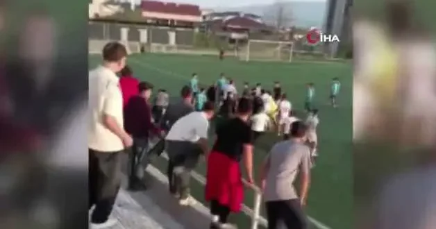 Karabük’te U17 maçında saha karışınca müsabaka tatil edildi