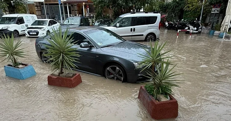 Çeşme’de şiddetli yağış Hayat felç oldu, arabalar suya gömüldü