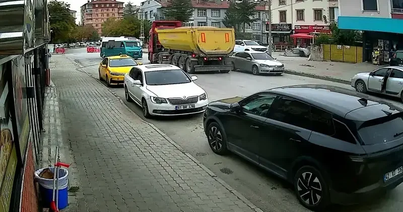 Yolcu minibüsü ile hafriyat kamyonu çarpıştı: 10 yaralı