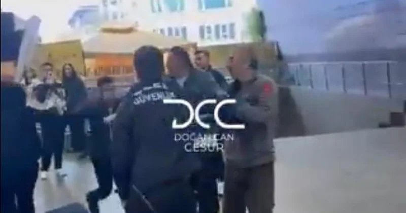 Metrobüs durağındaki kavga kamerada! Güvenlik görevlisi tekmeyle saldırdı