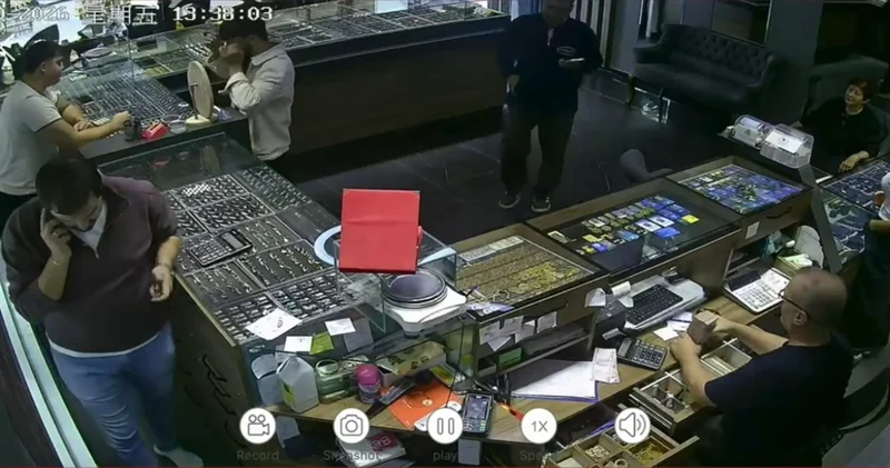 Sapanca da kuyumcuları dolaşan 2 sahte altın şüphelisi, esnafın ihbarıyla yakalandı