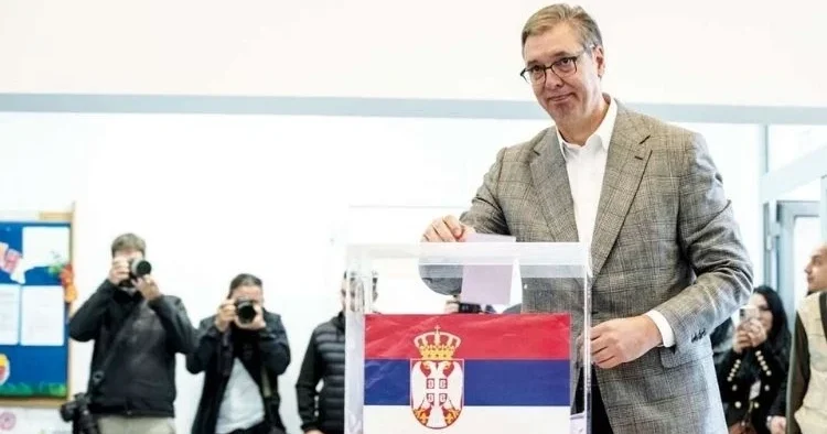 Sırbistan’da öğrenciler Vucic’i devirdi