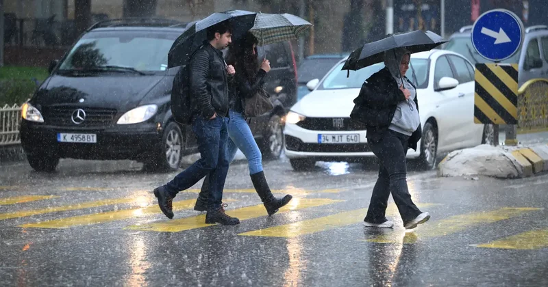 Meteoroloji saat verip duyurdu! İstanbul dahil birçok ilde sağanak ve fırtına alarmı