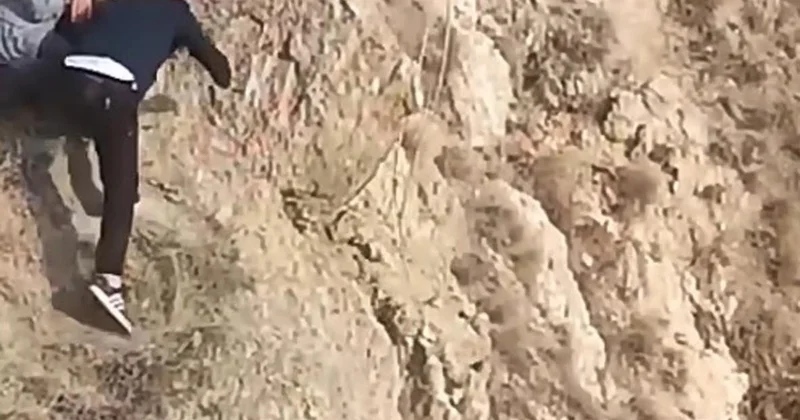 Erzurum Narman da sarp kayalıkta mahsur kalan koyunu gençler halat kementle kurtardı