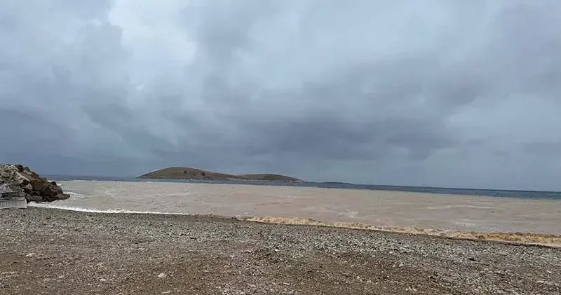 Datça da sağanak sonrası denizin rengi kahverengiye döndü