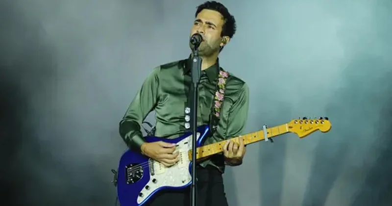 Mert Demir, Mardin festivalinde dinleyicilerle birlikte şarkılarını seslendirdi