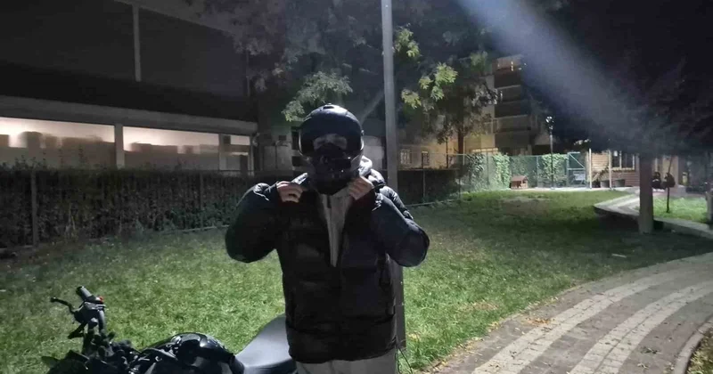 Odunpazarı nda trafikte tartışma kask kamerasında: Kadın sürücü motosikletlinin üzerine yürüdü