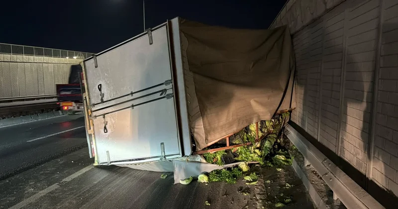 Eskişehir de 4 ton marul yüklü kamyonet devrildi, sürücü hafif sıyrıkla kurtuldu