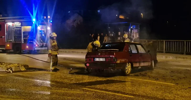 Kavşaktan dönen otomobilin motor kısmı alev aldı