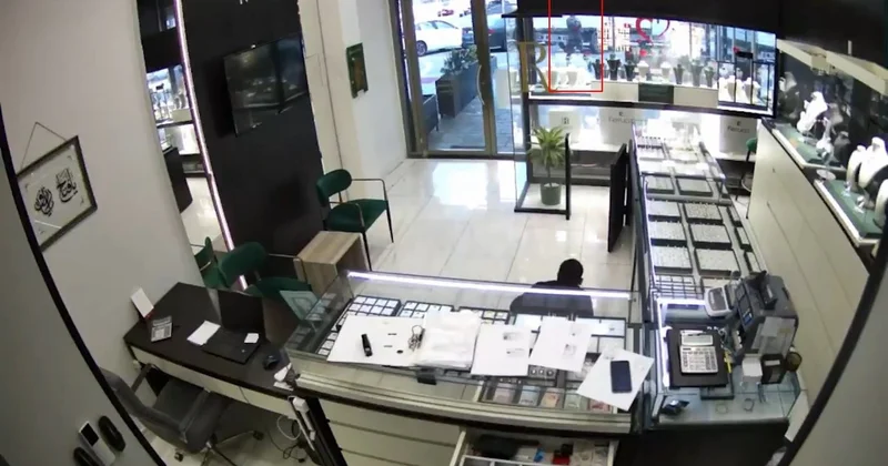Kolyeye indirim isteyip Senin için adam vururum diyen saldırgan kuyumcuya ateş açtı: Yeni görüntüler ortaya çıktı