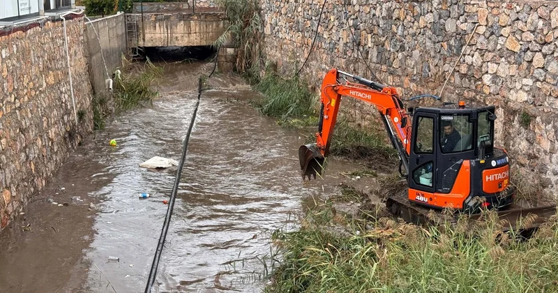 Bodrum u sağanak vurdu: Koyunbaba da dükkanlar suyla doldu, yol trafiğe kapandı