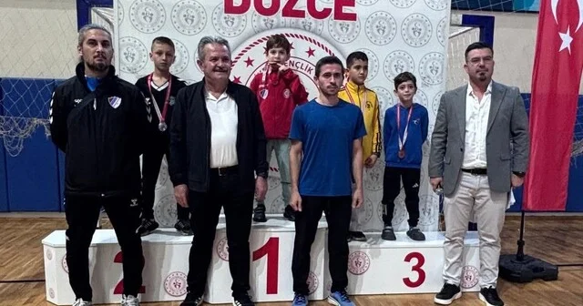 Düzce de karate şampiyonasında 185 sporcu tatamiye çıktı Düzce Haberleri Habertürk Yerel Haberler