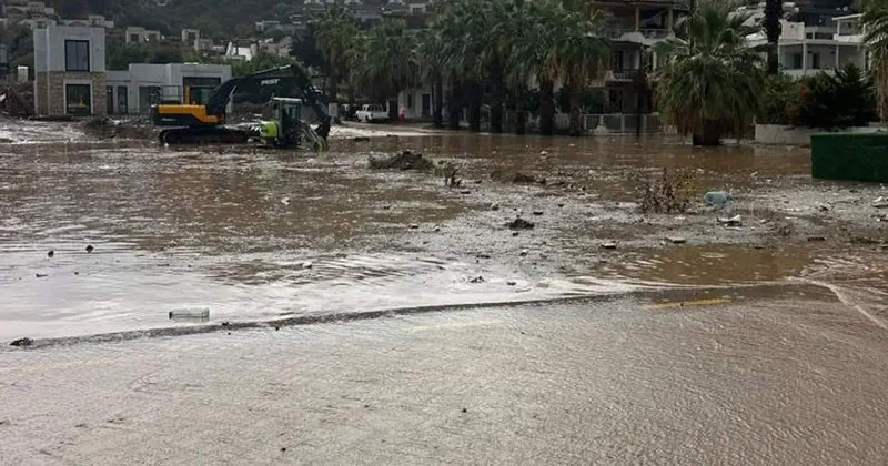 Turizm cennetini su bastı! İlçeden fotoğraflar geldi, iş yerleri su altında kaldı