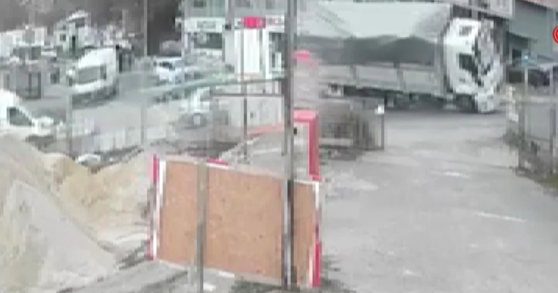 Virajı alamadı, tonlarca yükle yan yattı: O anlar kamerada