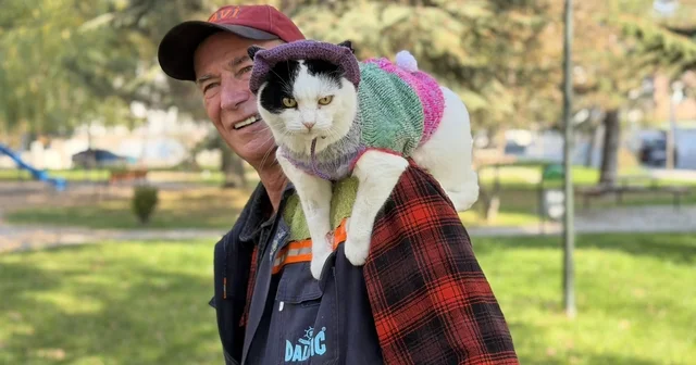 12 yıl önce sahiplenip birlikte 65 şehir gezdiği kedisi omzundan inmiyor Eskişehir Haberleri