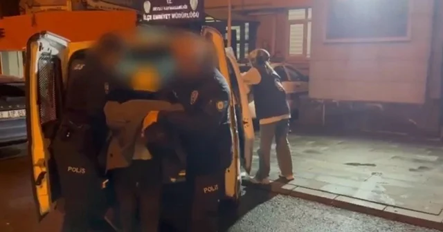 Sahte altın bozduran şahıslar suç makinesi çıktı: 5 gözaltı Şahısların araçlarında yapılan aramalarda 203 bin TL nakit para ele geçirildi Kayseri Haberleri