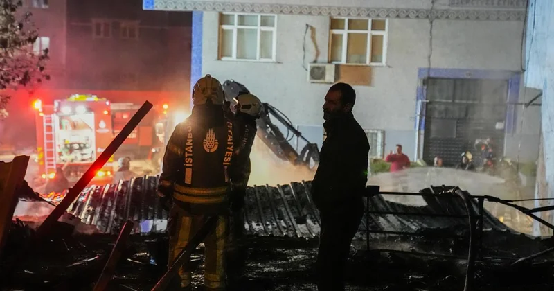 İstanbul da kağıt ve plastik hurda deposunda yangın