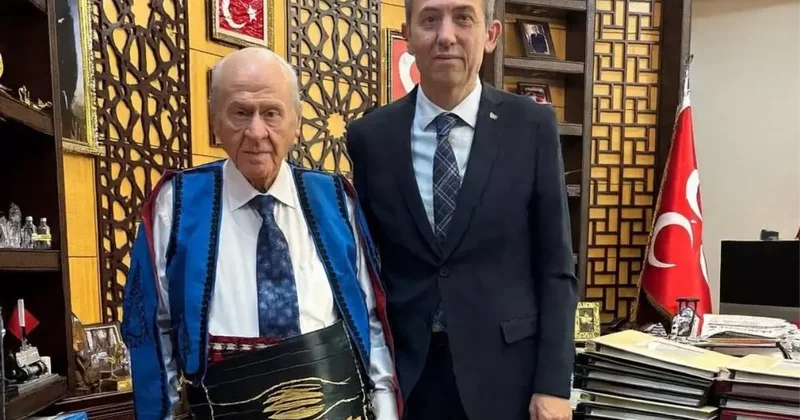 Bahçeli Karaşar Türkmen Alevilerinin mahalli kıyafetleriyle hatıra pozu verdi