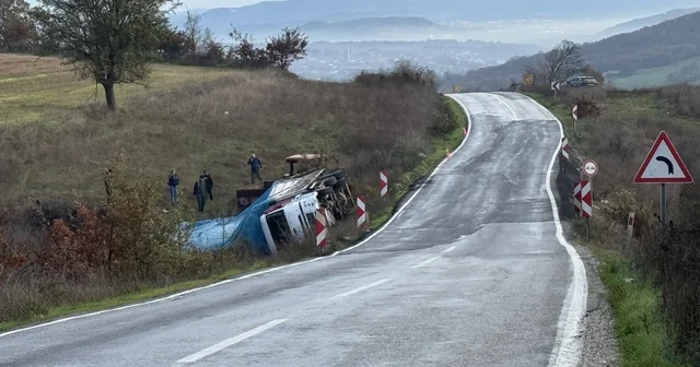 Çanakkale de kamyon şarampole devrildi Çanakkale Haberleri