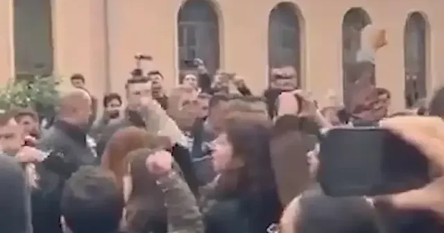 İstanbul Üniversitesi nde LGBT yi savunan sapkın grup şeriata geçit yok sloganları atarak güvenlik görevlilerine saldırdı VİDEO İZLE