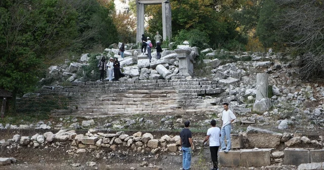Termessos ta ilk kazıda dans eden kadınlar mezarı, Antiochis in anıt mezarı ve figürlü lahit parçaları ortaya çıkarıldı Antalya Haberleri