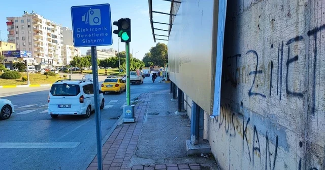 Adana da engelli rampasına engel Engelli rampasına belediye tarafından reklam panosu betonu atılıp sinyalizasyon direği konularak engelliler için geçilmez hale getirilmesi tepki çekti Adana Haberleri