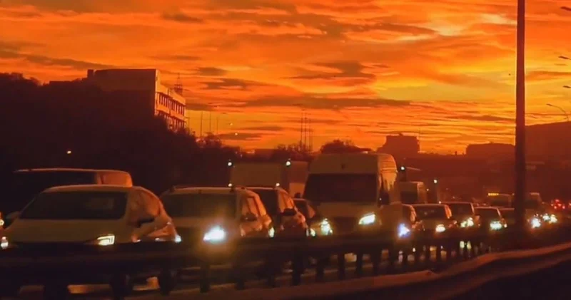 İstanbul da gökyüzü turuncuya boyandı