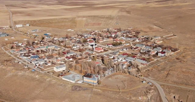 Van ın Özalp ilçesinde simetrik yapılar sonbahar güzelliğiyle büyülüyor Van Haberleri