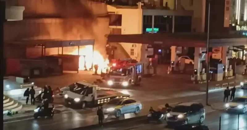 Akaryakıt istasyonunda şarj halindeki otomobilde patlama İstanbul Haberleri