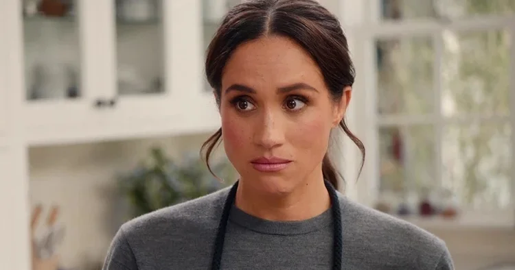 Çekimde kaybolan elbise onun üzerinde ortaya çıktı... Kullandığı kaşığı kavanoza geri koydu... Dünya onun gibi bir düşesi hiç görmemişti