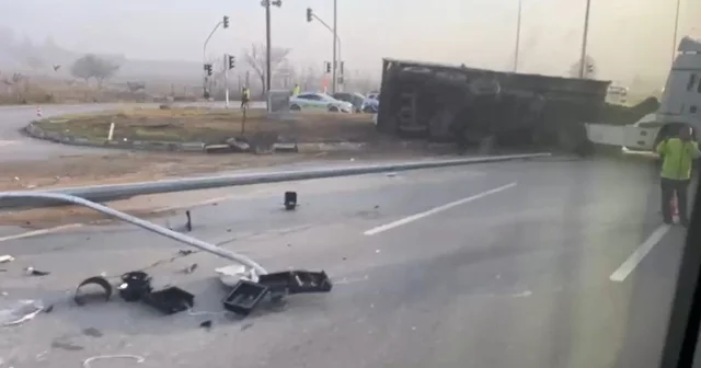 Eskişehir de yan yatan tır trafiği olumsuz etkiledi Eskişehir Haberleri