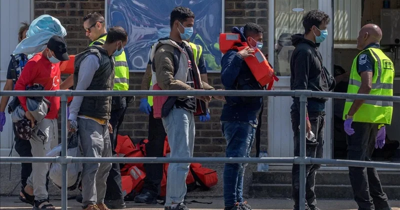 İngiltere de göçmenlere şiddet: Ters kelepçeyle saatlerce beklettiler