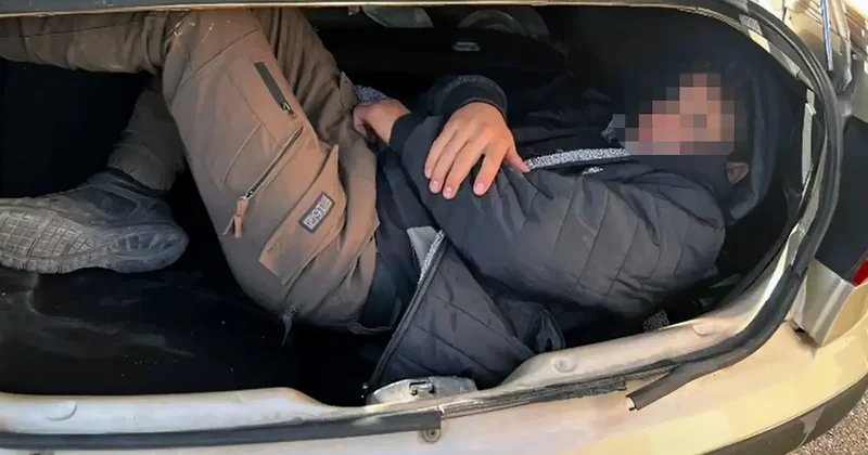 Hatay da polis durdu! İki araçtan 12 kişi çıktı, bagaj bile doluydu