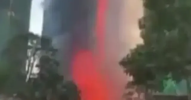 Hong Kong da yüzlerce insanın içinde olduğu devasa gökdelende yangın: Çok sayıda kişi mahsur kaldı VİDEO İZLE