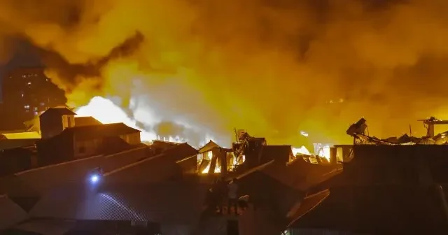 Bangladeş in en büyük gecekondu bölgelerinden Korail’de yangın çıktı VİDEO İZLE