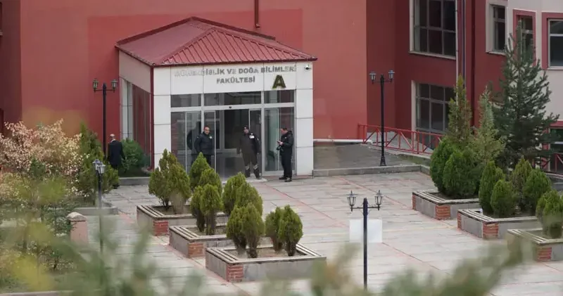 Gümüşhane Üniversitesi nde kadın memuru silahla rehin alın, ikna edilmeye çalışılıyor