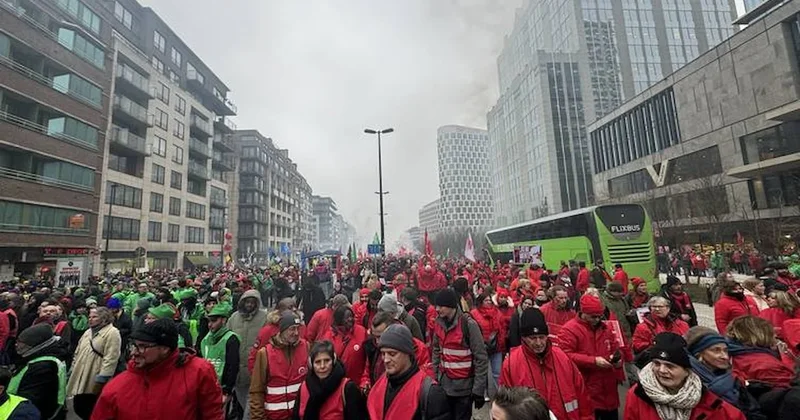 Sosyal kesintilere halk grevle karşılık verdi: Belçika genelinde ulaşım çöktü Sözcü Gazetesi