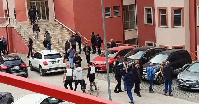 Gümüşhane Üniversitesi nde silahlı rehine krizi Üniversitede görev yapan bir personelin başka bir personeli silahla rehin alması üzerine bölgeye çok sayıda Özel Harekat polisi gönderildi Gümüşhane Haberleri